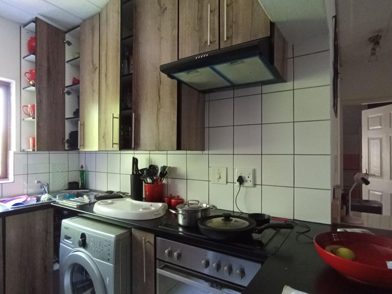 Comfortable living in secure complex - Photo 4