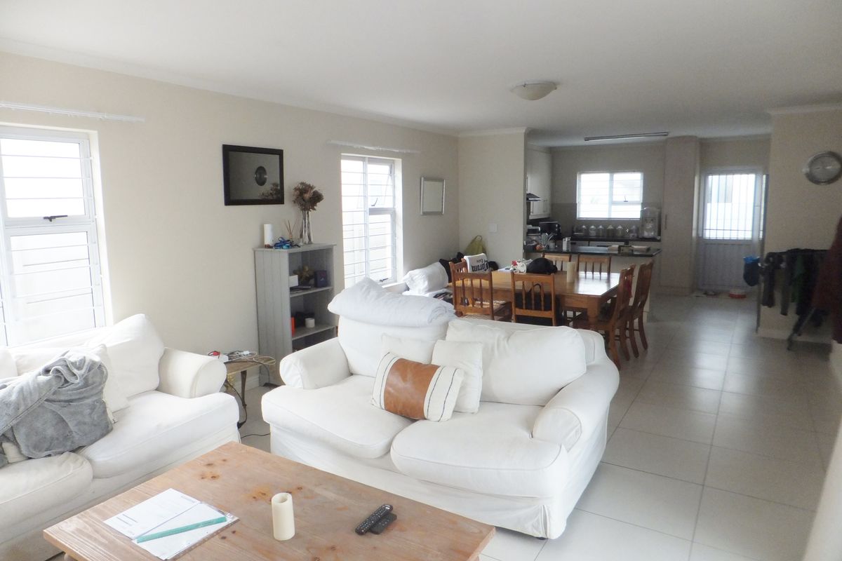 Freehold Home in the Heart of Sunningdale - Photo 5