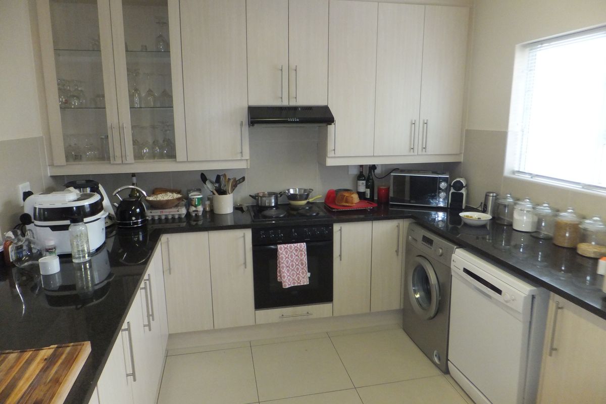 Freehold Home in the Heart of Sunningdale - Photo 2