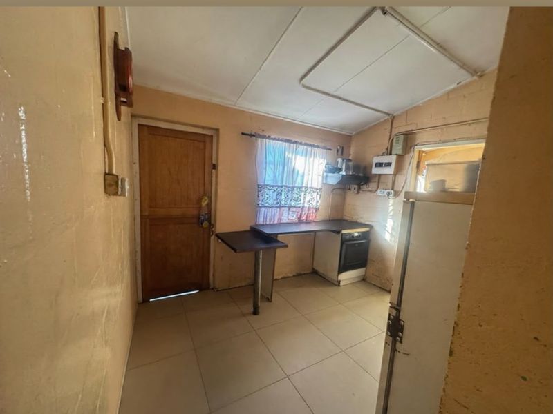 3-Bedroom Semi-Detached Starter Home with Huge Potential - Photo 9