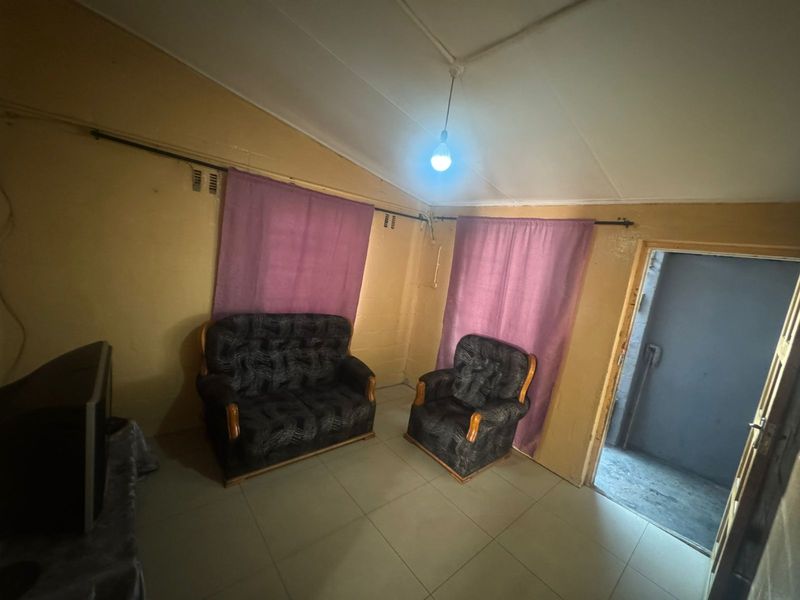 3-Bedroom Semi-Detached Starter Home with Huge Potential - Photo 6