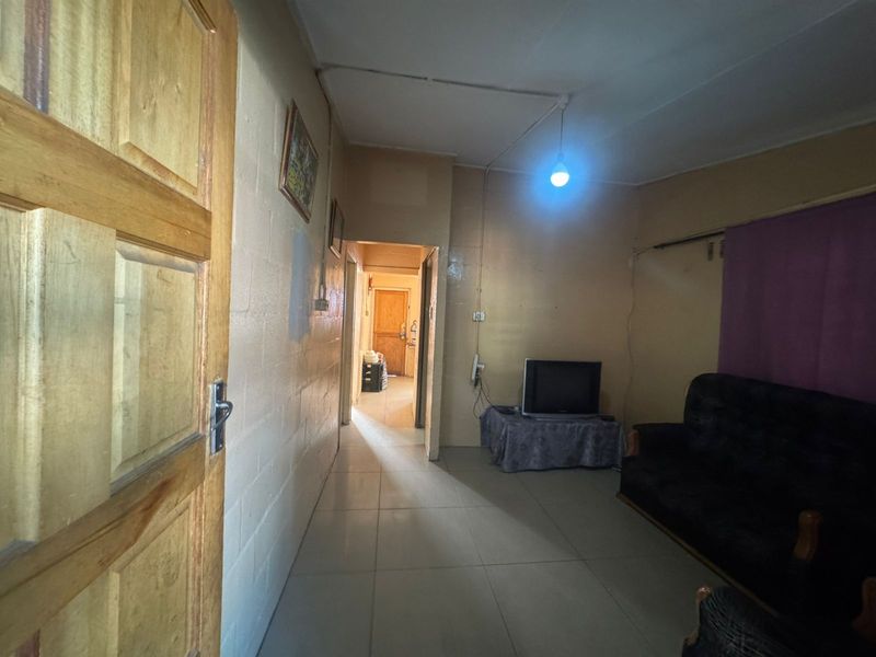 3-Bedroom Semi-Detached Starter Home with Huge Potential - Photo 4