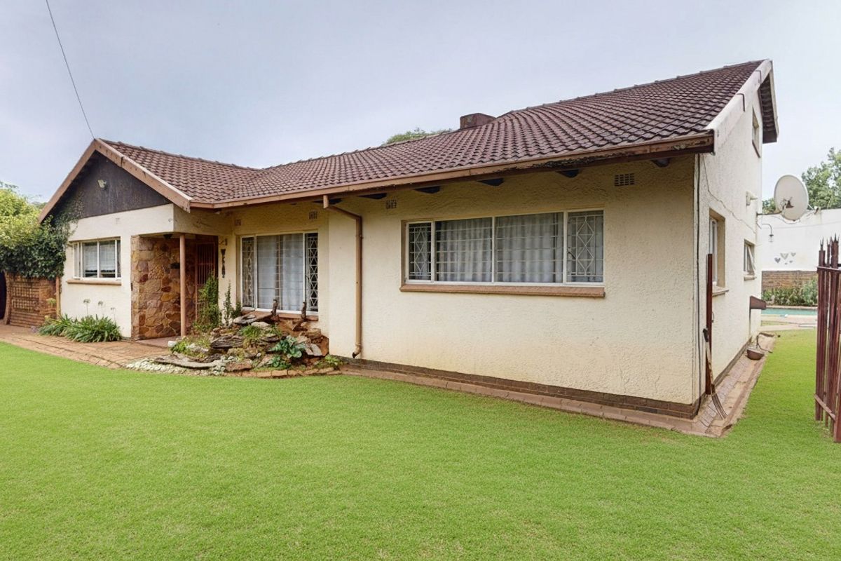 Family Living at Its Finest  – Starting to Bid from R1 295 000 - Photo 3