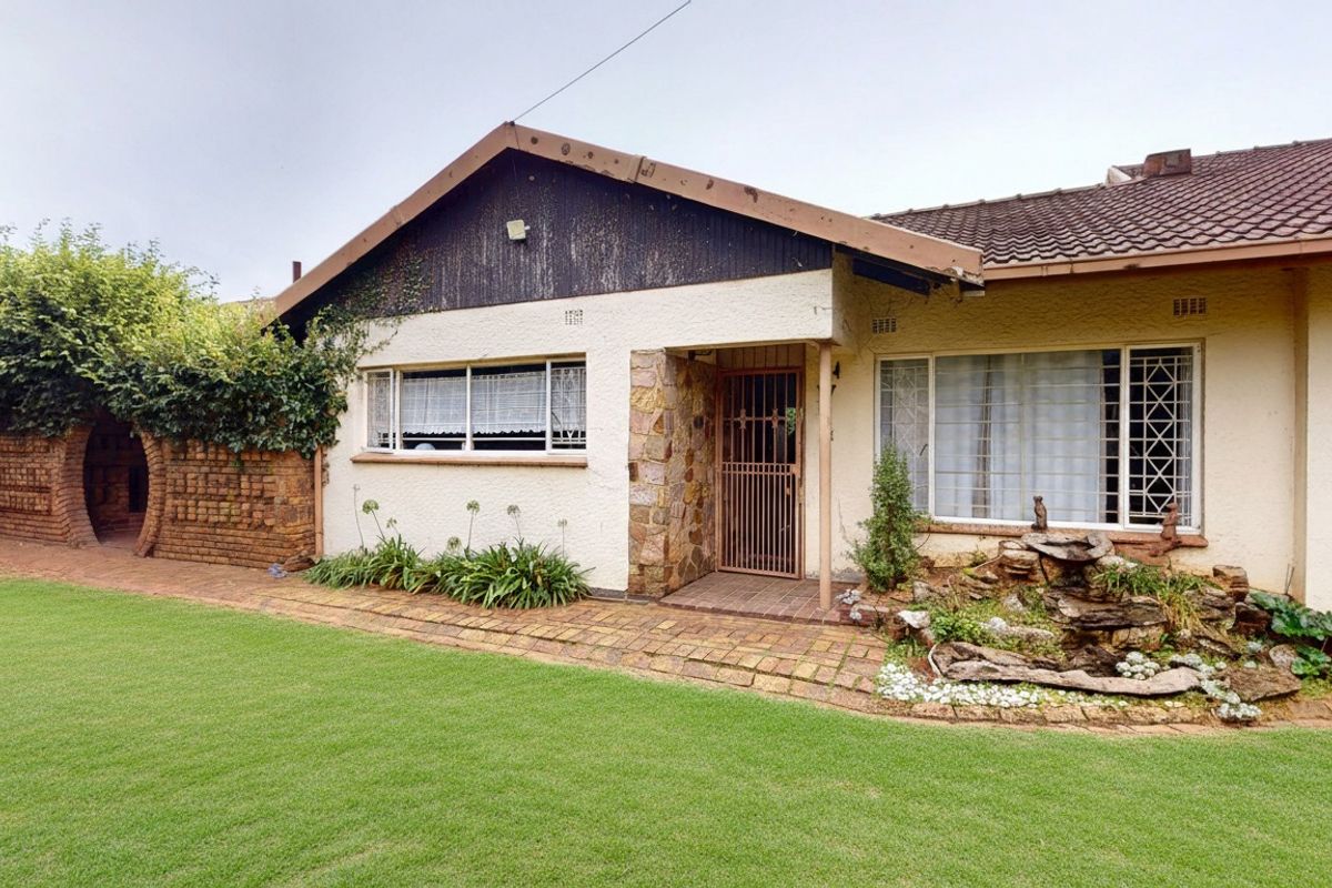 Family Living at Its Finest  – Starting to Bid from R1 295 000 - Photo 2