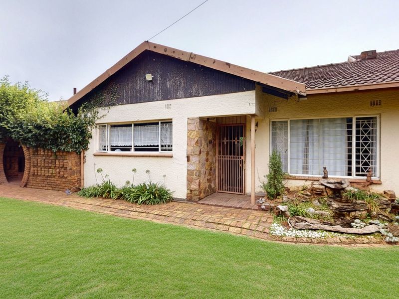 Family Living at Its Finest  – Starting to Bid from R1 335 000 - Photo 2