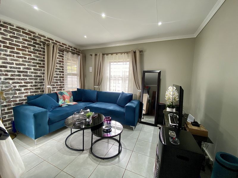 Modern 3-Bedroom Family Home in Secure Capital View Estate, Lotus Gardens - Photo 2