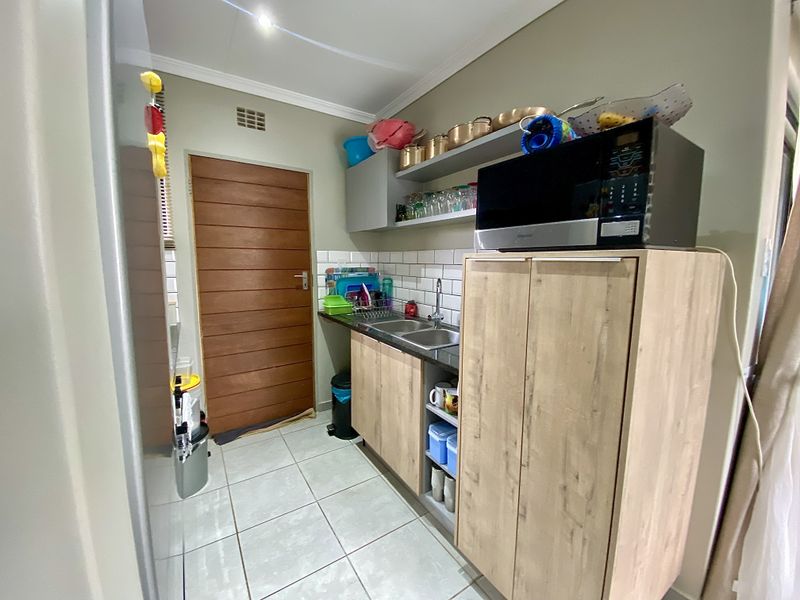 Modern 3-Bedroom Family Home in Secure Capital View Estate, Lotus Gardens - Photo 4