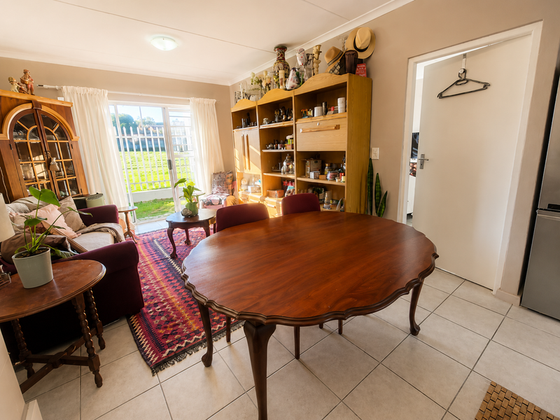 Charming Ground-Floor Apartment in a Prime Location! - Photo 3