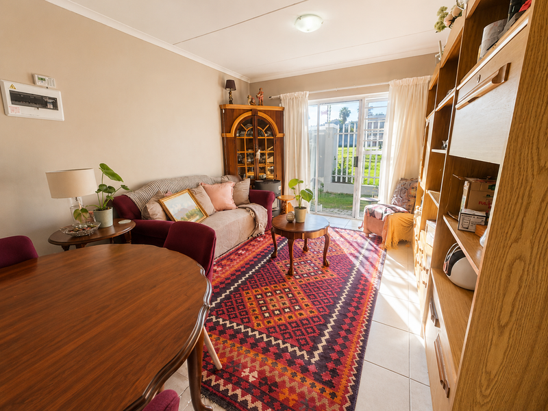 Charming Ground-Floor Apartment in a Prime Location! - Photo 4