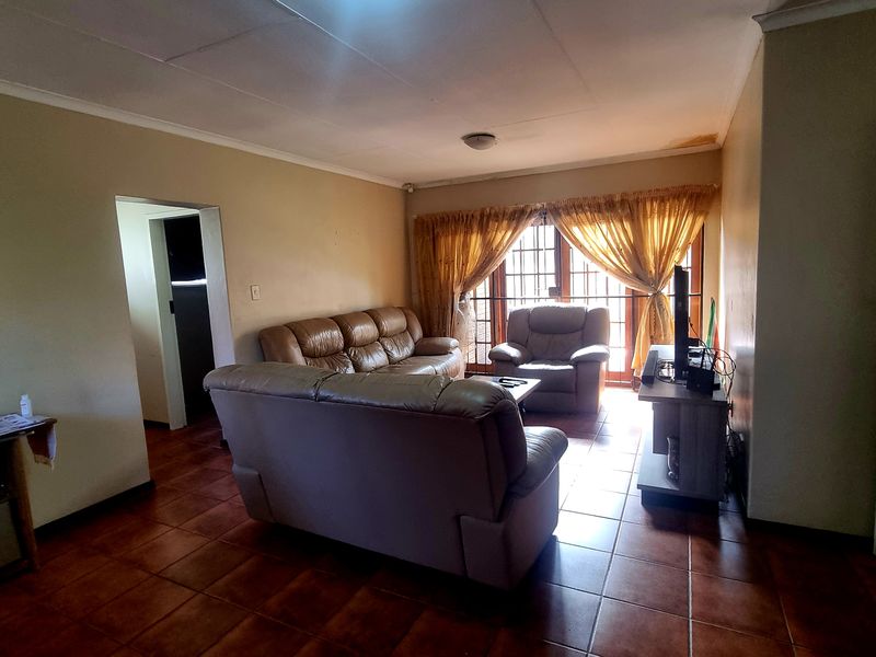 3 Bedroom House for Sale in Erasmuskloof - Photo 6