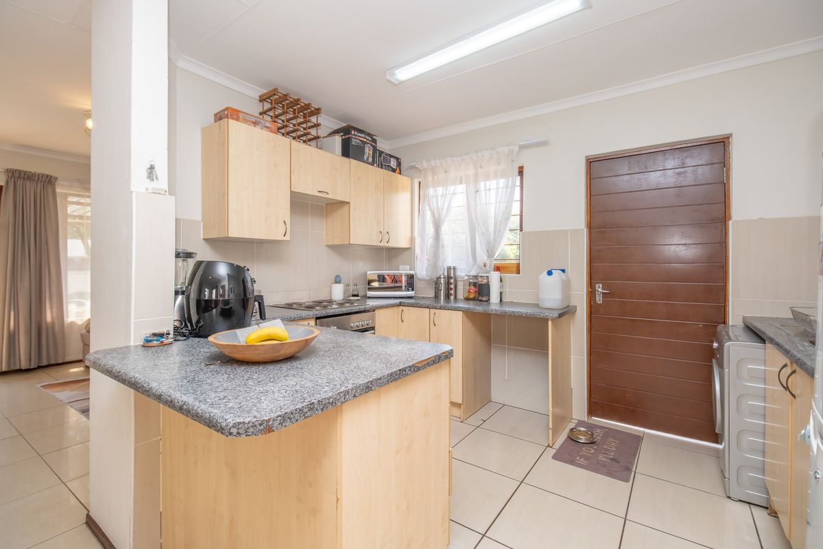 Modern 2-Bed, 2-Bath Unit for Rental in Chestnut Grove, North Riding  (Available for Sale R1300 000) - Photo 4