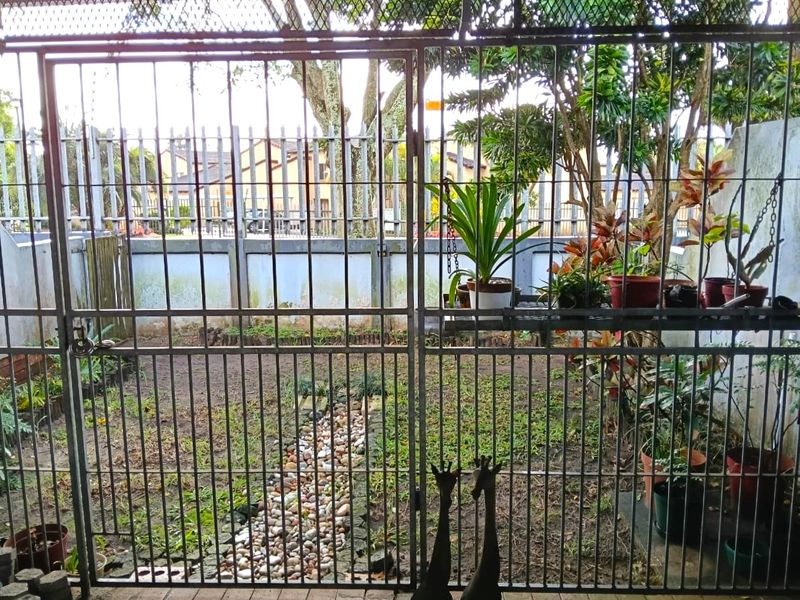 Perfectly Positioned: Neat and Comfortable One-Bedroom Living in Meerensee - Photo 8
