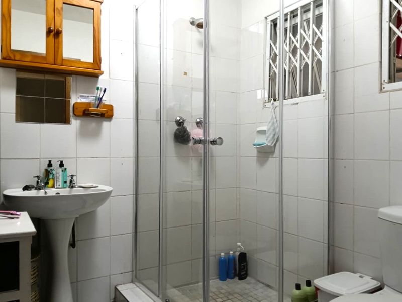 Perfectly Positioned: Neat and Comfortable One-Bedroom Living in Meerensee - Photo 7