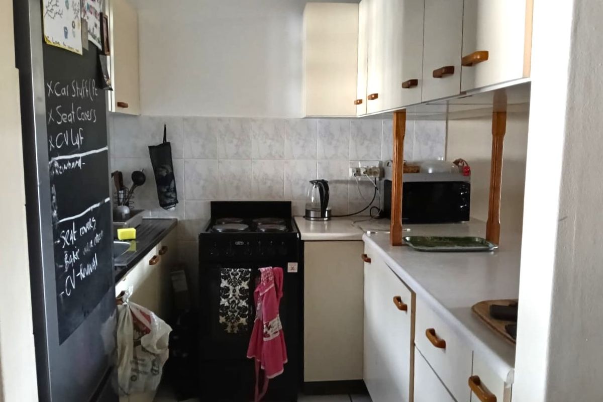 Perfectly Positioned: Neat and Comfortable One-Bedroom Living in Meerensee - Photo 2