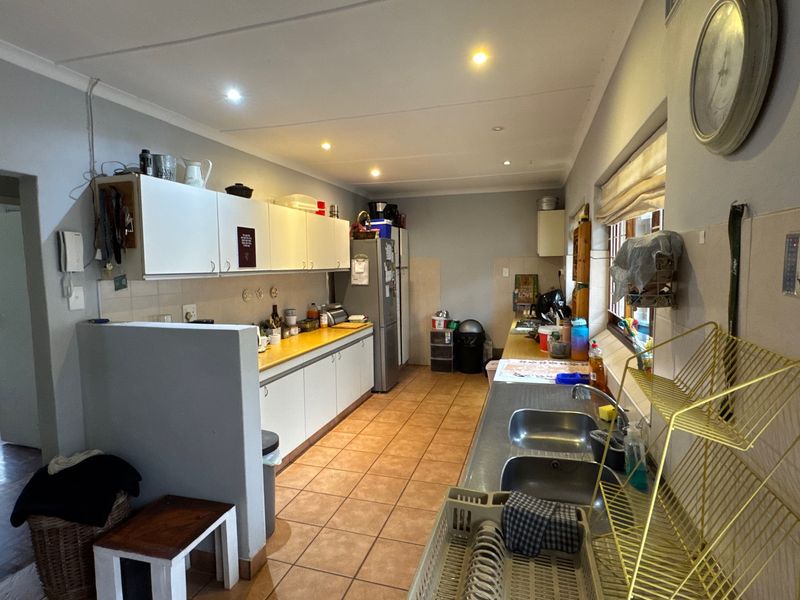 Charming 3-Bedroom Family Home with Pool Views on Shared Property in Hilton - Photo 3