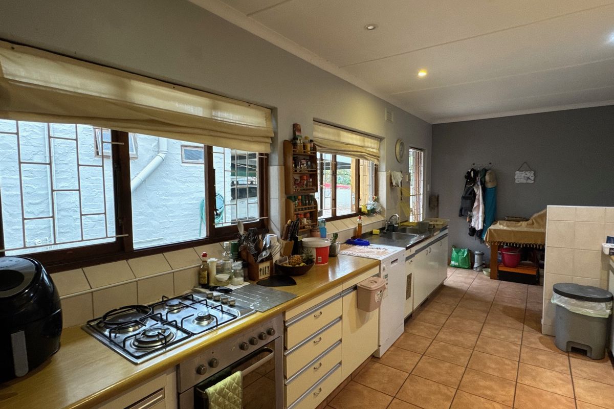 Charming 3-Bedroom Family Home with Pool Views on Shared Property in Hilton - Photo 5