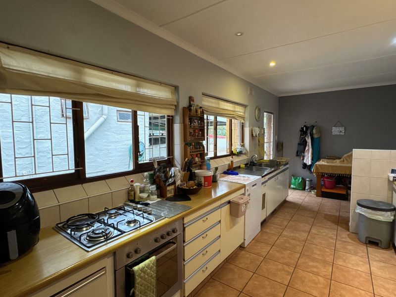 Charming 3-Bedroom Family Home with Pool Views on Shared Property in Hilton - Photo 5