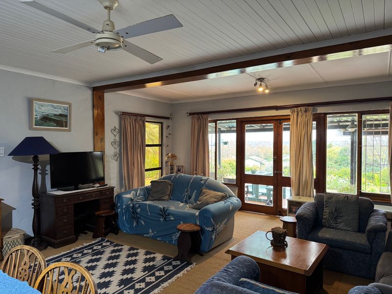 Charming 3-Bedroom Family Home with Pool Views on Shared Property in Hilton - Photo 9