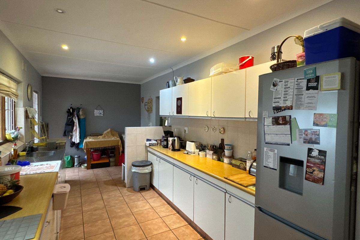 Charming 3-Bedroom Family Home with Pool Views on Shared Property in Hilton - Photo 4