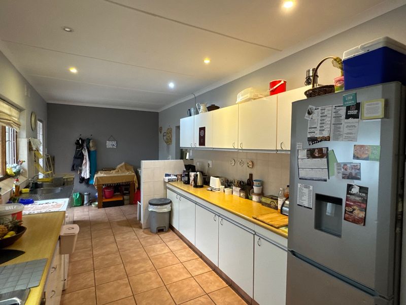 Charming 3-Bedroom Family Home with Pool Views on Shared Property in Hilton - Photo 4