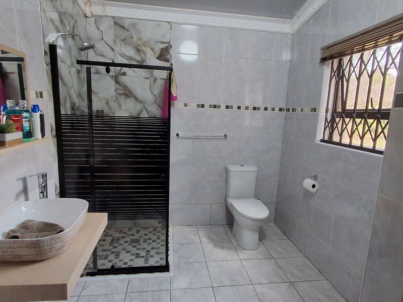 A Spacious 3 Bedroom House to rent in Dunnottar - Photo 5