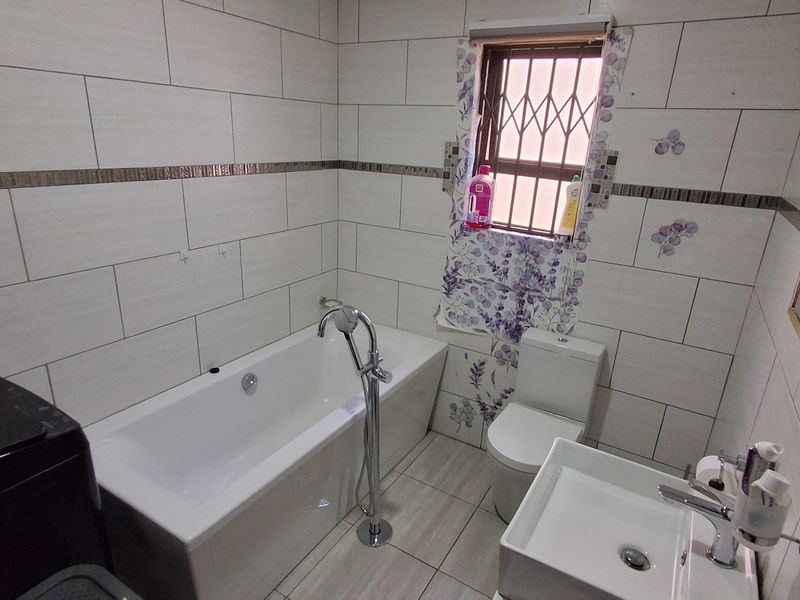 A Spacious 3 Bedroom House to rent in Dunnottar - Photo 8