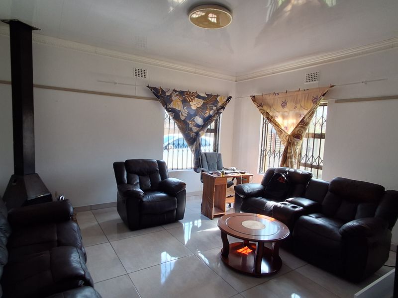 A Spacious 3 Bedroom House to rent in Dunnottar - Photo 1