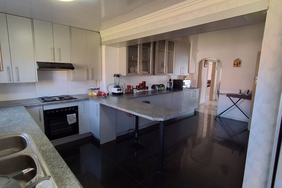 A Spacious 3 Bedroom House to rent in Dunnottar - Photo 3