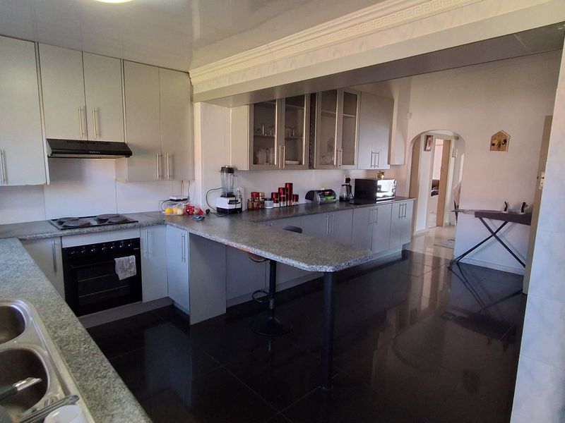 A Spacious 3 Bedroom House to rent in Dunnottar - Photo 3