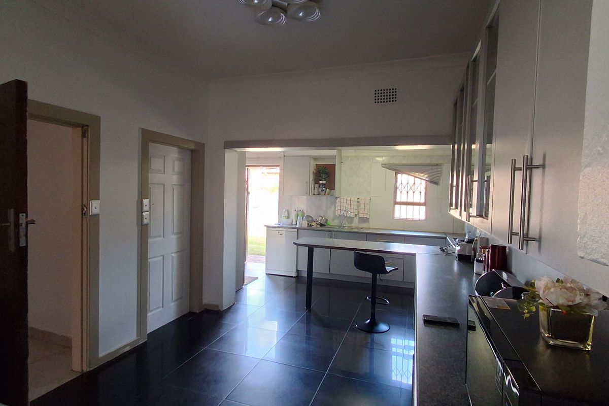 A Spacious 3 Bedroom House to rent in Dunnottar - Photo 2