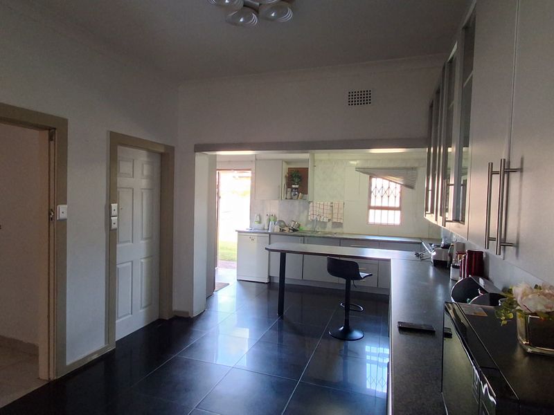 A Spacious 3 Bedroom House to rent in Dunnottar - Photo 2