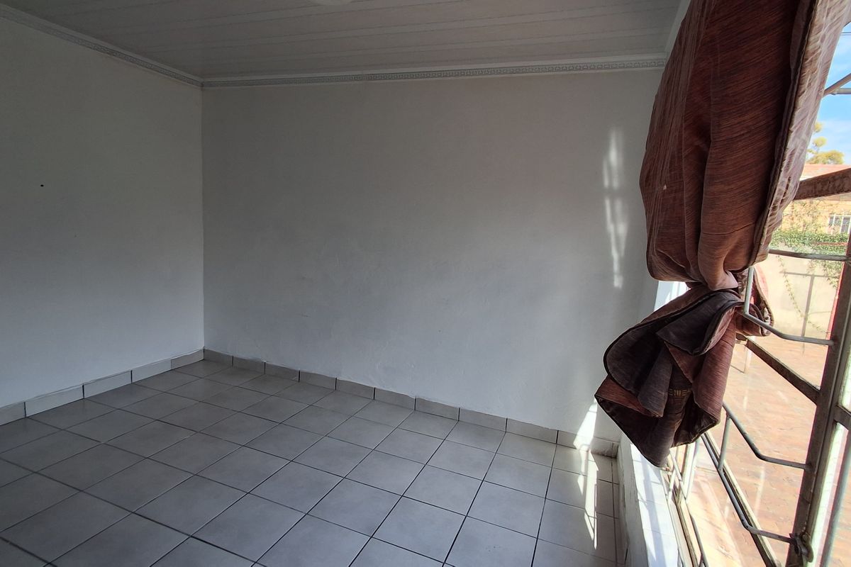 1-Bedroom Flat to Rent in Dunnottar - Photo 2