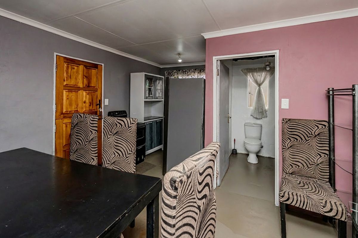 Charming 1-bedroom House in Mohlakeng, Perfect For First-Time Buyers or Investors! - Photo 5