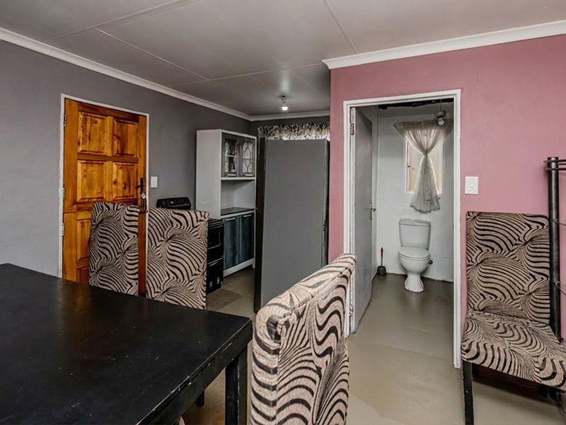 Charming 1-bedroom House in Mohlakeng, Perfect For First-Time Buyers or Investors! - Photo 5