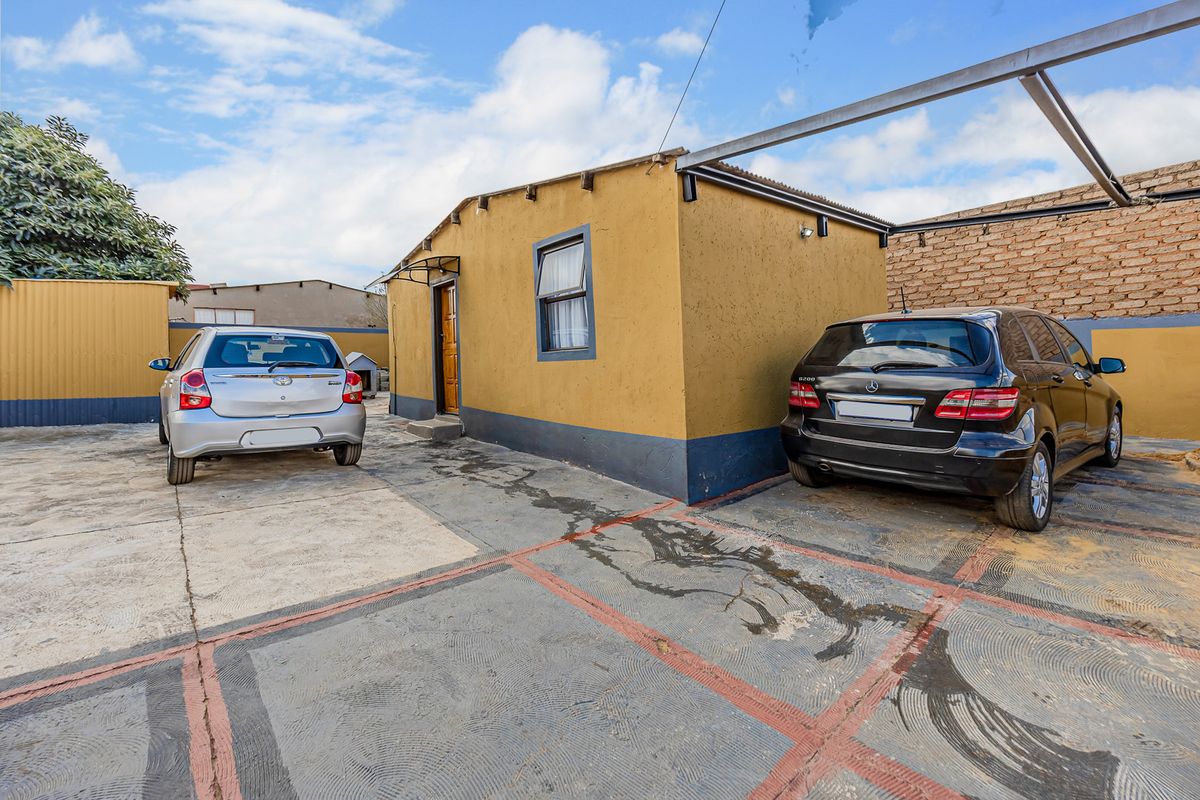 Charming 1-bedroom House in Mohlakeng, Perfect For First-Time Buyers or Investors! - Photo 2
