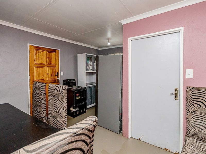 Charming 1-bedroom House in Mohlakeng, Perfect For First-Time Buyers or Investors! - Photo 6