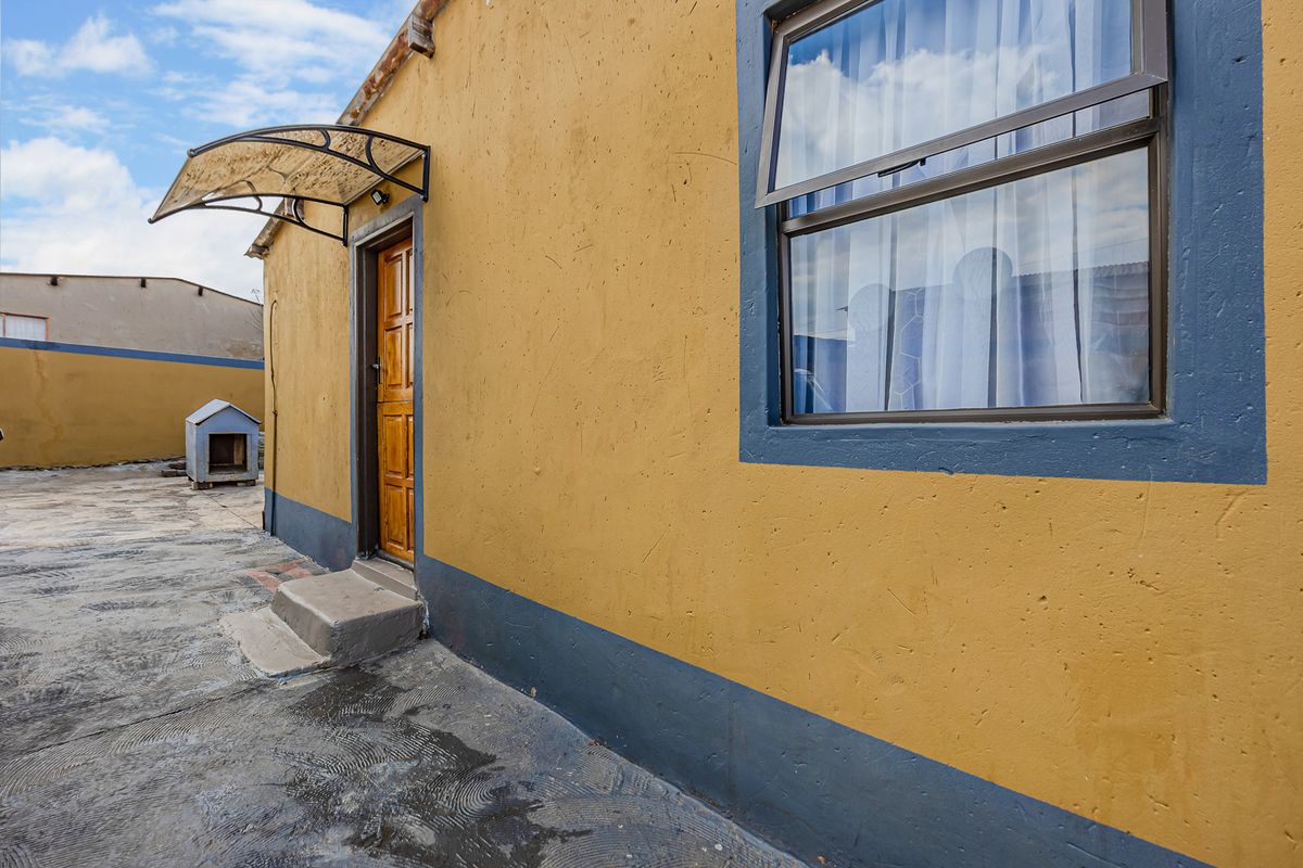 Charming 1-bedroom House in Mohlakeng, Perfect For First-Time Buyers or Investors! - Photo 3