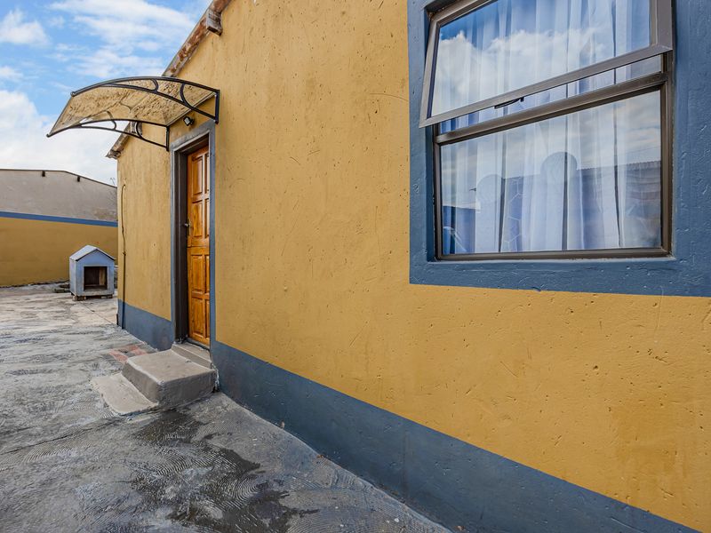 Charming 1-bedroom House in Mohlakeng, Perfect For First-Time Buyers or Investors! - Photo 3