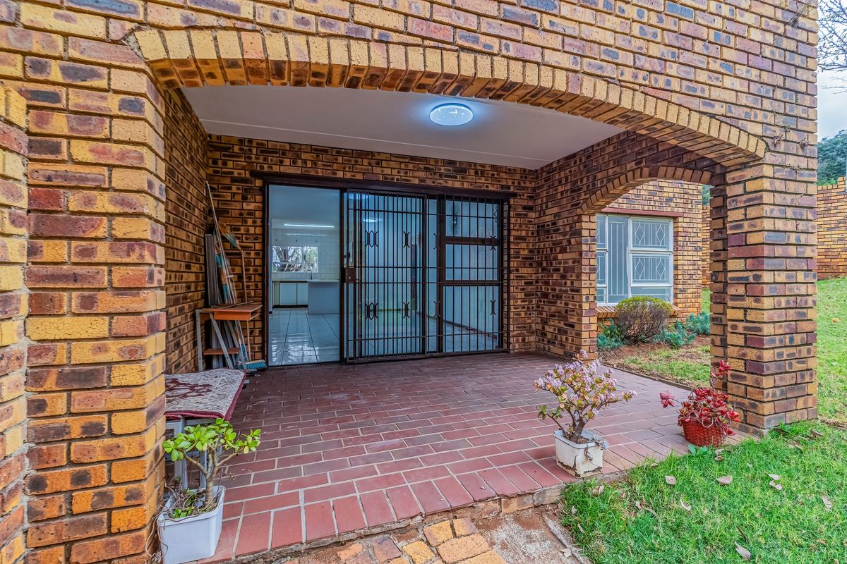 Ground Floor Garden Retreat with Stunning Mountain Views - Photo 4