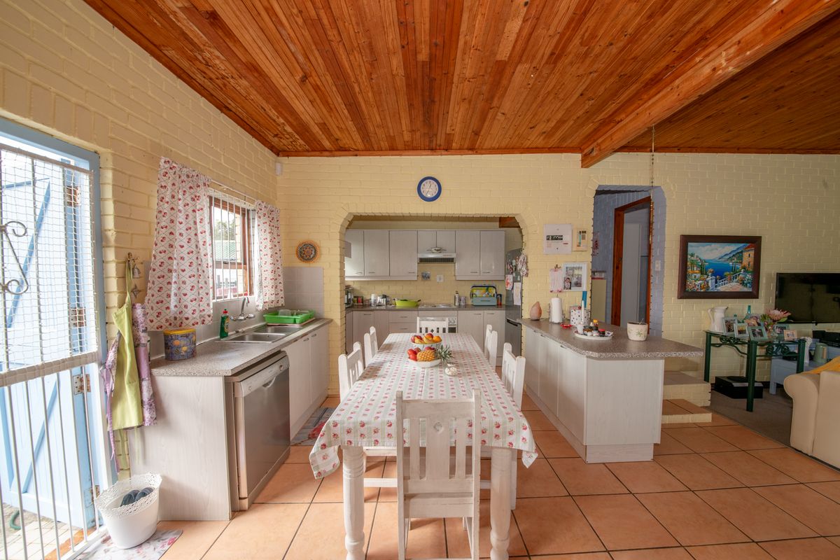 Characterful 2-Bedroom Brick Cottage with Garage in Pringle Bay for Sale - Photo 4