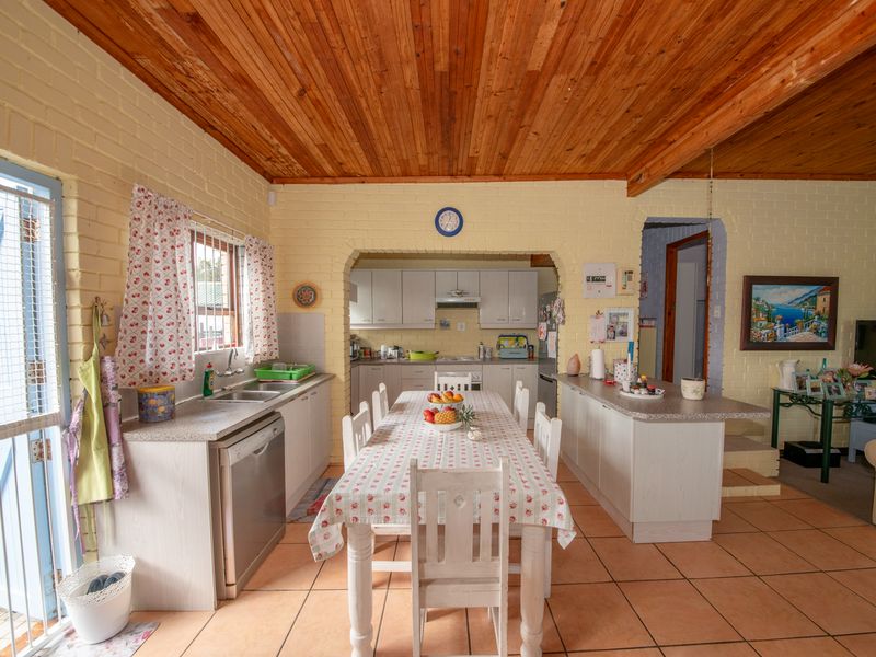 Characterful 2-Bedroom Brick Cottage with Garage in Pringle Bay for Sale - Photo 4