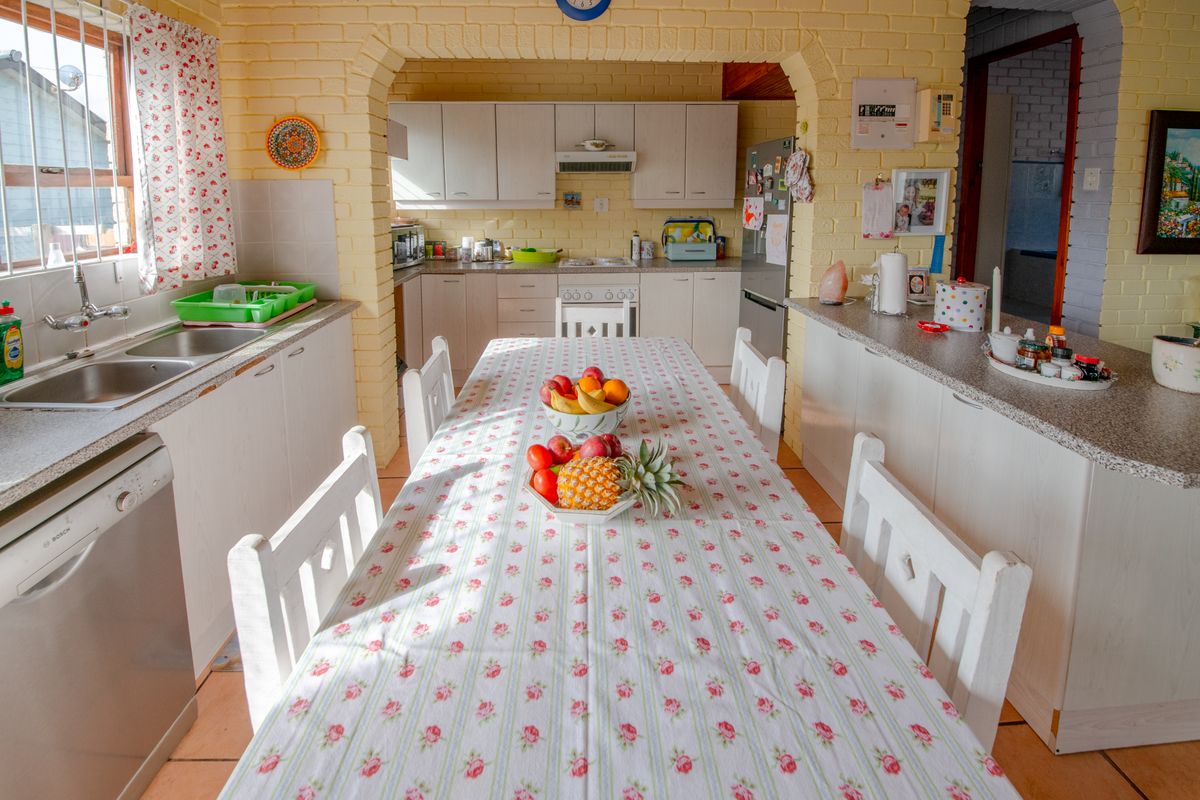 Characterful 2-Bedroom Brick Cottage with Garage in Pringle Bay for Sale - Photo 3