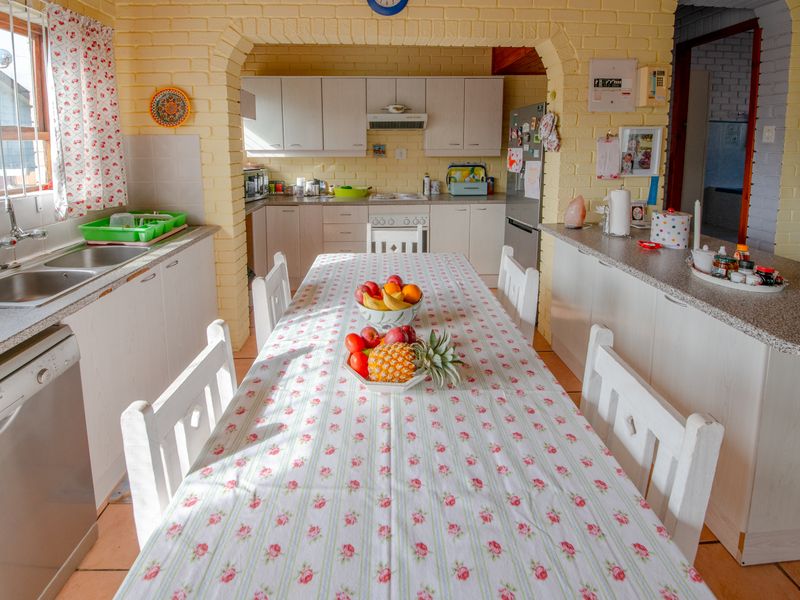 Characterful 2-Bedroom Brick Cottage with Garage in Pringle Bay for Sale - Photo 3