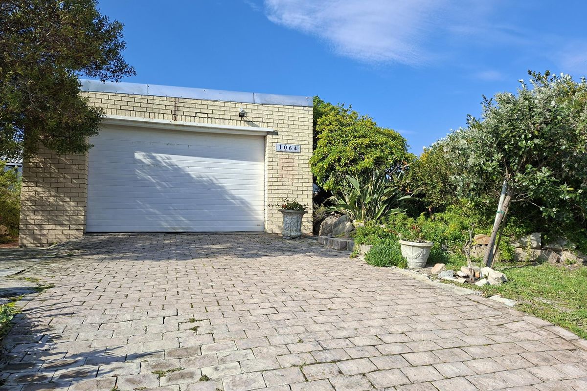 Characterful 2-Bedroom Brick Cottage with Garage in Pringle Bay for Sale - Photo 2