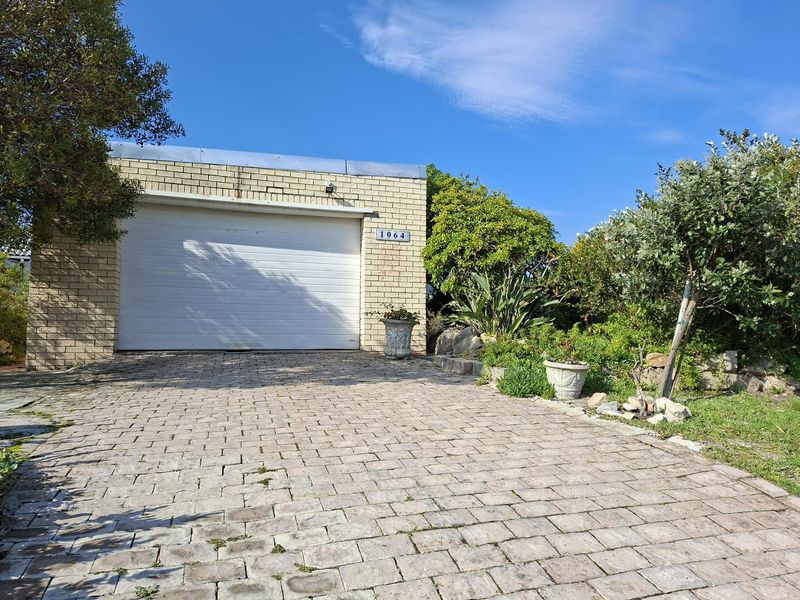 Characterful 2-Bedroom Brick Cottage with Garage in Pringle Bay for Sale - Photo 2