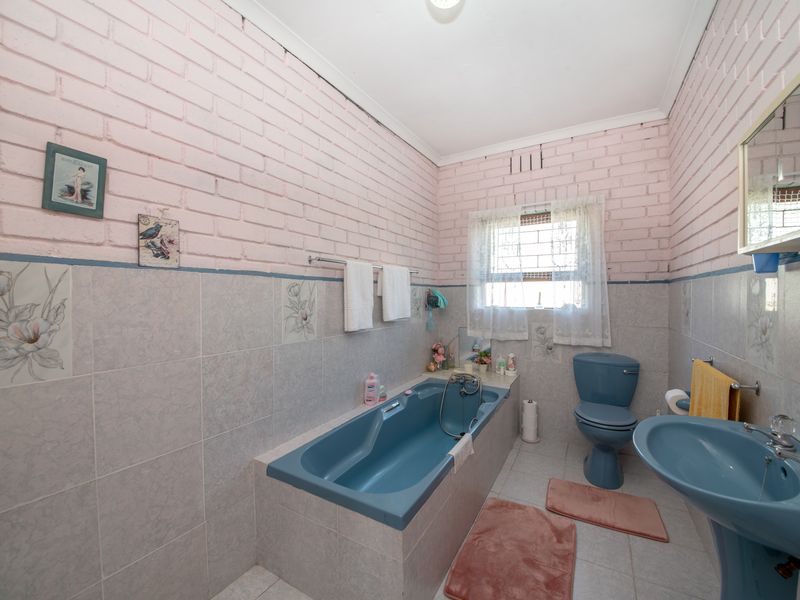 Characterful 2-Bedroom Brick Cottage with Garage in Pringle Bay for Sale - Photo 10
