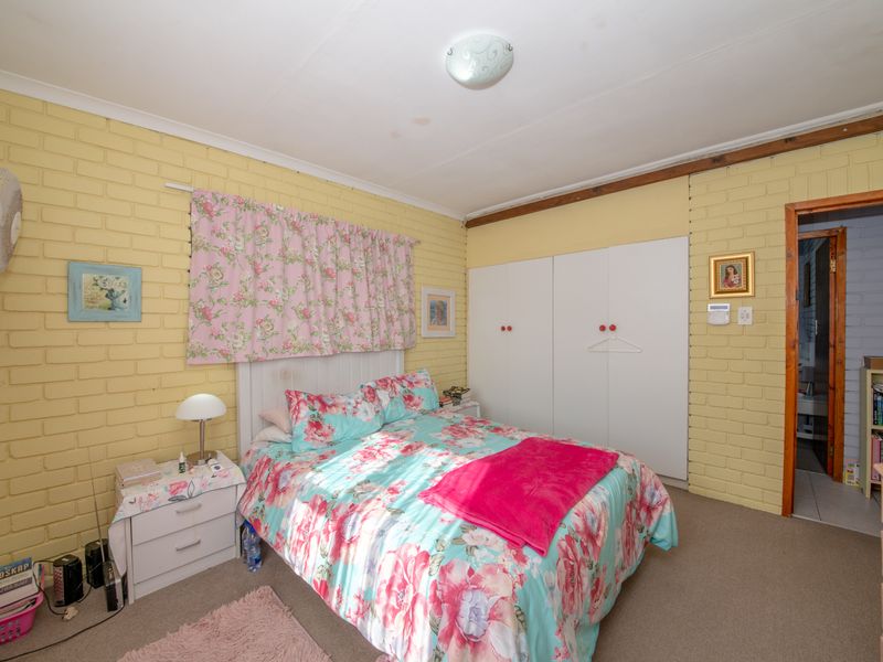 Characterful 2-Bedroom Brick Cottage with Garage in Pringle Bay for Sale - Photo 9