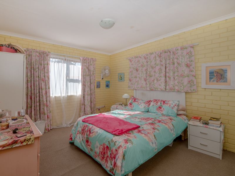 Characterful 2-Bedroom Brick Cottage with Garage in Pringle Bay for Sale - Photo 8