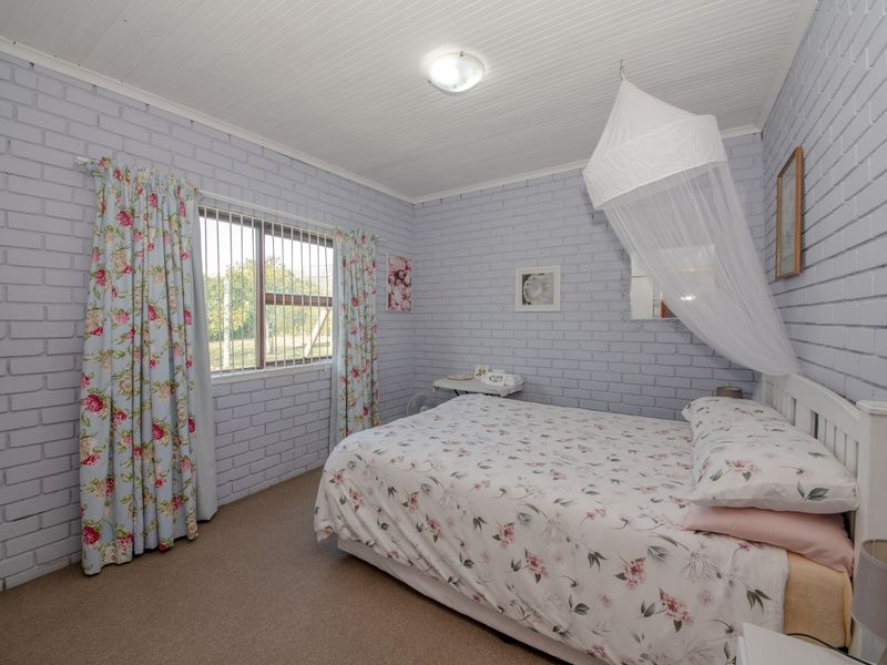 Characterful 2-Bedroom Brick Cottage with Garage in Pringle Bay for Sale - Photo 7