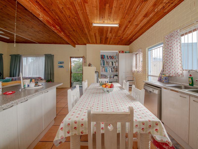 Characterful 2-Bedroom Brick Cottage with Garage in Pringle Bay for Sale - Photo 6